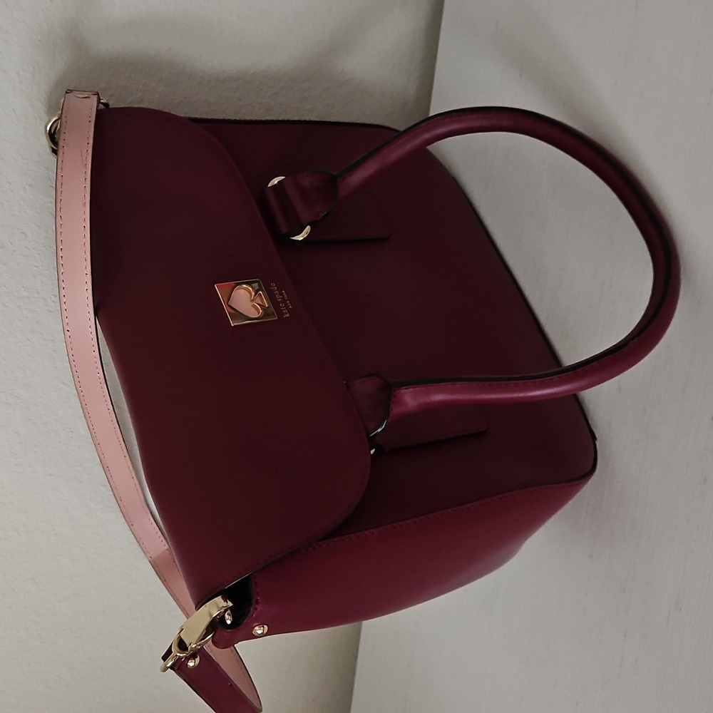 Very good condition Kate Spade shoulder bag. Clean inside.